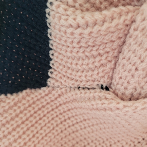 V neck block sweater with twist back (stitch imperfection) - Picture 4 of 5